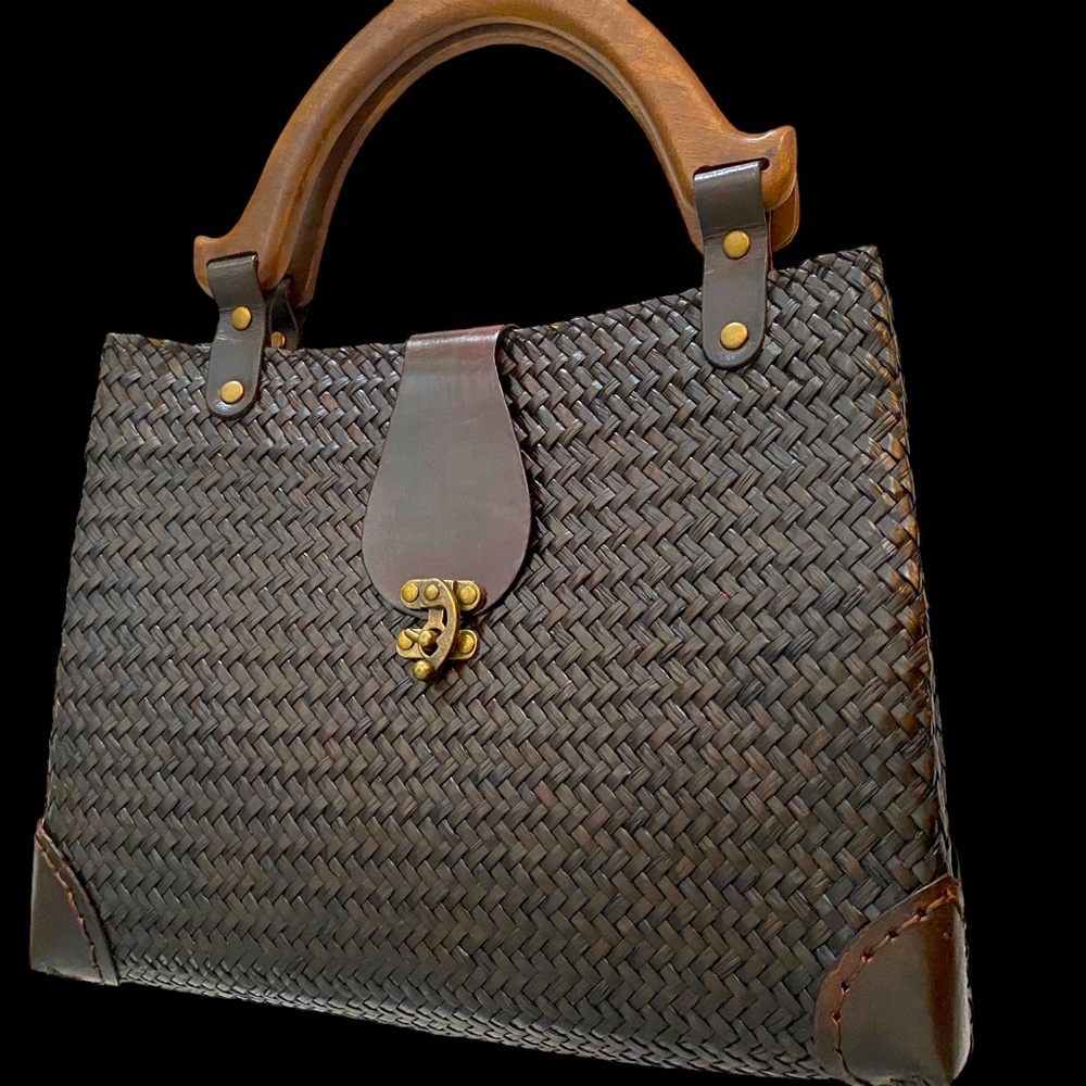 CHINESE BLACK STRAW HANDBAG W/ CURVED WOODEN HANDLES AND METAL CLOSURE. Leather.